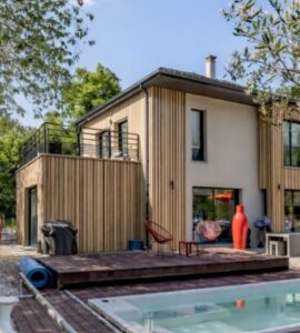 maison bois bardage bois parement pierre ou zinc et enduit